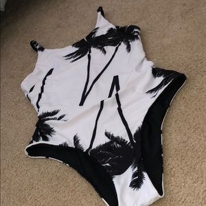 Small Black/White Cupshe bathing suit. One piece🖤